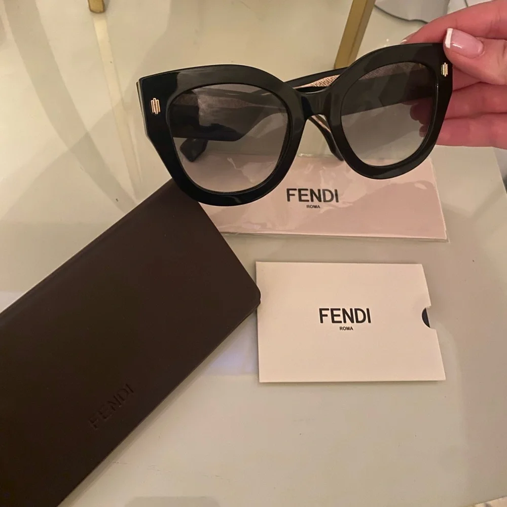 FENDI sunglasses - Picture 1 of 3